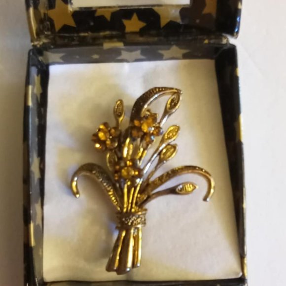 Bouquet of flowers pin in mini gift box with handle - Picture 3 of 3